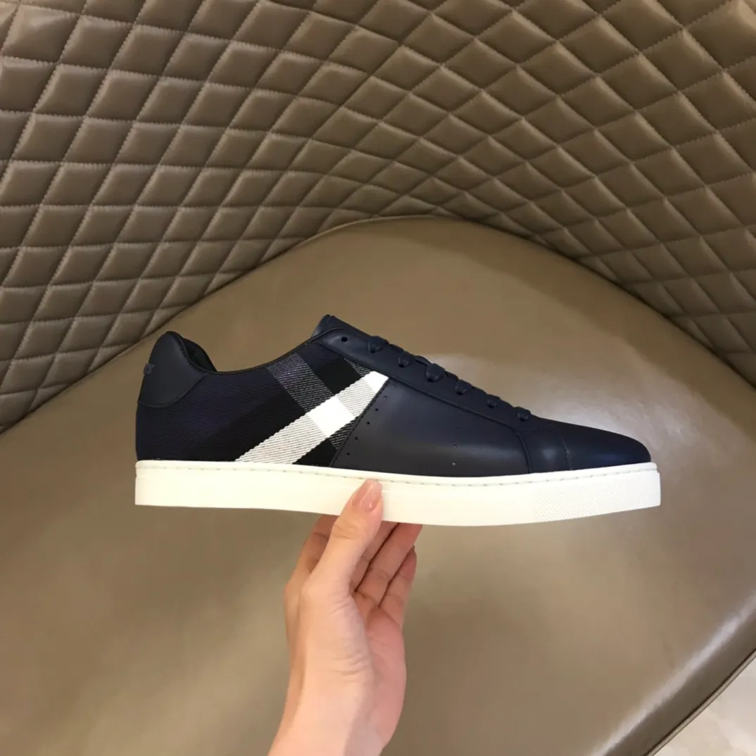 p400 "BURBERR*" men's classic low-top sneakers are reinterpreted in Vintage checkered cotton and cowhide materials, decorated with a new brand logo. First-layer sheepskin lining, embossed Burberry logo on the heel, and original TPU outsole! Size: 38-44 (45 customized) No. 068